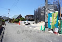 一戸建てが多く閑静な住宅街＾＾車通りも少なく静かで快適な生活を送れます＾＾