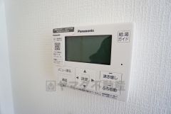 給湯器リモコンはキッチン横からボタンひとつで操作が楽々。通話ボタン付きでお子様とも会話ができて安心です。
