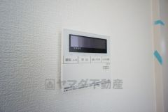 キッチン横からお湯張り、追い炊き、足し湯がボタン一つで楽々操作できる給湯機リモコンです＾＾忙しい夕飯の準備の時間帯に重宝しますね。