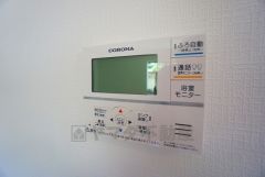 給湯器リモコンはキッチン横からボタンひとつで操作が楽々。通話ボタン付きでお子様とも会話ができて安心です。