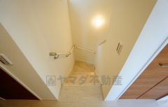 同仕様写真。採光も十分に計算された、手摺付き階段部分です。