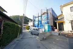 前面道路は公道南西側約4ｍ。須恵町コミュニティバス「皿山公園入口」停徒歩3分＾＾