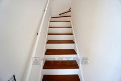 階段は段数を通常より1段多く段差を低く設定し、足元灯も完備。より安全な階段を追求しました。