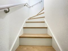 ご年配の方でも安心できる、手すり付き階段です＾＾段差も低めで設定されてますので安全性にも優れてますね＾＾
