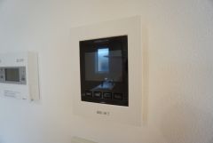 防犯性、セキュリティ対策に安心できるテレビモニター付きインターフォンです。セールスマン対策にもなり安心できます。