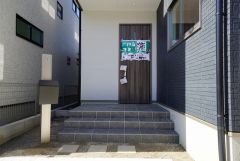 質感、使いやすさ、安全性、断熱性能を併せ持った玄関ドアです。また、ピッキング対策に優れるWロック機構です。