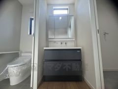 三面鏡つき洗面台。収納も一体型になっているので、ドライヤーやヘアアイロンの置き場に困りませんね。