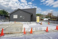 カースペースは並列2台。車通りがほとんどないため小さなお子様のご家庭でも安心です。