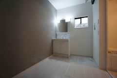 収納が隠れて使いやすい、シャワー付き三面鏡洗面ドレッサーです。朝の準備もぬかりなくできます。