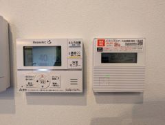 キッチン横からお湯張り、追い炊き、足し湯がボタン一つで楽々操作できる給湯機リモコンです＾＾忙しい夕飯の準備の時間帯に重宝しますね。