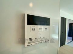 給湯器リモコンはキッチン横からボタンひとつで操作が楽々。通話ボタン付きでお子様とも会話ができて安心です。