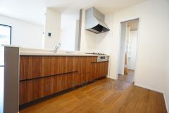 対面式カウンターキッチンでお子様の様子が見守れます。カウンタートップは耐熱性に優れており、日ごろのお掃除もふき取るだけでＯＫ。ステンレスシンクも簡単にお掃除できますよ。