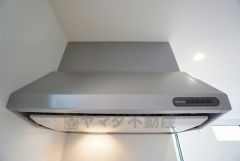 調理により発生する油煙や臭いを吸い込み、屋外へ排気してくれます。