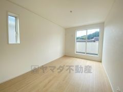 2面採光を確保した明るい室内は、風通しも良く、大変居心地の良い空間となっております。