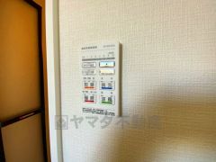 雨の日の洗濯も安心できる浴室暖房乾燥機付き浴室。リモコンで操作もボタン1つで簡単。 浴室暖房乾燥機には、暖房、乾燥、涼風、換気の4つの機能が付いています。タイマー付きです。