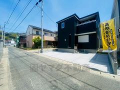 前面道路は交通量が少なく小さなお子様がいるご家庭も安心です＾＾大型車両の通行も無く静かで快適な生活を送れます。