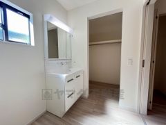 収納が隠れて使いやすい、シャワー付き三面鏡洗面ドレッサーです。朝の準備もぬかりなくできます。