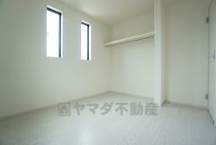 同仕様写真。暖かい日差しが差し込む洋室。たっぷり収納できるクローゼット付きでお部屋の中をすっきりと快適に保てます。