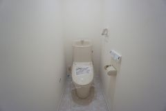 温水洗浄機付トイレです。節水機能もあるので、安心して使えますね。もちろん、1階2階の2ヶ所にトイレがあるので、忙しい朝にもゆとりができますね。