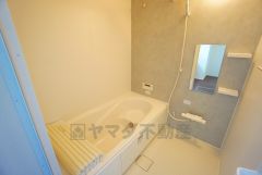 1日の疲れを癒すくつろぎのバスルーム。足を伸ばしてもゆったりと入れるサイズです。お子様と一緒にお風呂に入っても狭くないですね^^