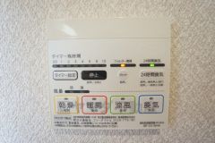 雨の日の洗濯も安心できる浴室暖房乾燥機付き浴室。リモコンで操作もボタン1つで簡単。 浴室暖房乾燥機には、暖房、乾燥、涼風、換気の4つの機能が付いています。タイマー付きです。