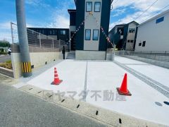 全4棟ともカースペース2台付き＾＾ 6.8ｍの広々とした前面道路で、駐車もスムーズに停めやすいです＾＾