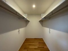 収納力豊富なウォークインクローゼット付き。洋服や小物などを1箇所にまとめて美しい収納を実現します。