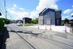 前面道路は公道東側約6.1ｍ、南側約6.3ｍ。幅広いため車の離合もスムーズです＾＾ＪＲ後藤寺線とＪＲ筑豊本線の2沿線を利用可能。通勤や通学に便利＾＾