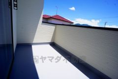 陽当たりの良いバルコニーです。お洗濯やお布団干しはもちろん、日光浴スペースにも。足元は防水工事施工済です。