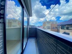 陽当たりの良いバルコニーです。お洗濯やお布団干しはもちろん、日光浴スペースにも。足元は防水工事施工済です。