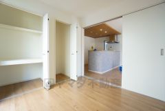 収納量たっぷりのクローゼット付です。ハンガーパイプ付で散らかりがちな洋服類もきれいに整理できます。使用頻度が少ないものは枕棚の上に、足元には3段ボックスを置いて、