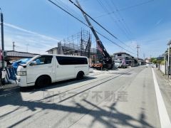 現地（2025年4月）撮影。 前面道路は広く、車同士がすれ違うスペースが十分にあります。落ち着いた住宅地内で快適な生活を実現してみませんか＾＾