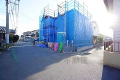 前面道路は公道北西側約4ｍ、北東側約5.6ｍ。角地で陽当たり・風通し良好＾＾