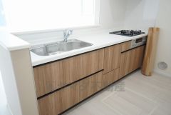 対面式カウンターキッチンでお子様の様子が見守れます。カウンタートップは耐熱性に優れており、日ごろのお掃除もふき取るだけでＯＫ。