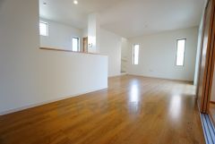 同仕様写真。家族が集まる開放的なリビング。約16帖の大空間で毎日のお食事が楽しみです＾＾思い思いの時間を過ごしたり、家族みんなで食事をしたり、素敵な団らんの場になりますね。