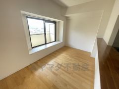 出窓付きのキッチンとダイニングの動線が近く、持ち運びに便利です。大きめのダイニングテーブルセットを置いても余裕のありそうなダイニングスペースです＾＾