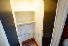 同仕様写真。キッチン横パントリー。まとめ買いした食品やインターネットでケース購入した飲料水なども、ストックしておくのに便利です。