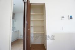 まとめ買いしてもこの収納量なら心配要らずのパントリー。調理家電や食品のストックをすっきりまとめられ、キッチン周りを広々使えます。