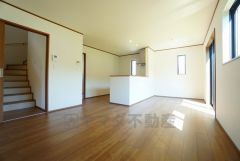 対面式キッチンを中心としたリビングダイニングで家族の会話が弾みそうです。