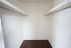 ハンガーパイプ付で散らかりがちな洋服類もきれいに整理できます。使用頻度が少ないものは枕棚の上に、足元には3段ボックスを置いて、フル活用できるクローゼットです＾＾