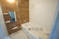 1日の疲れを癒すくつろぎのバスルーム。足を伸ばしてもゆったりと入れるサイズです。お子様と一緒にお風呂に入っても狭くないですね^^