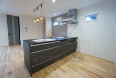 対面式カウンターキッチンでお子様の様子が見守れます。カウンタートップは耐熱性に優れており、日ごろのお掃除もふき取るだけでＯＫ。ステンレスシンクも簡単にお掃除できますよ。