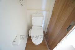 ウォシュレット付トイレです。節水機能もあるので、安心して使えますね。もちろん、1階2階の2ヶ所にトイレがあるので、忙しい朝にもゆとりができますね。