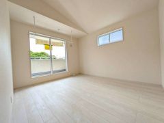 住む人のこだわりを活かす洋室＾＾日当たりがよく、寝室としての利用もおすすめ。広めのクローゼットもあり荷物もすっきり片付けれ、ゆとりのある暮らしが出来ます＾＾