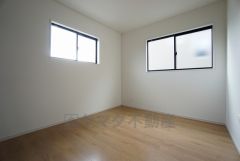 同仕様写真。2面採光を確保した明るい室内は、風通しも良く、大変居心地の良い空間となっております。爽やかな風を感じて起きる朝は、快適生活の始まりに。