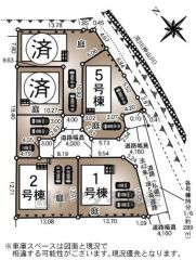 1号棟。カースペースは停めやすい並列駐車3台付き。