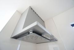 レンジフード。 調理により発生する油煙や臭いを吸い込み、屋外へ排気してくれます。
