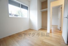 木目調のシンプルデザインで落ち着きと安らぎの空間に仕上げています。各部屋に収納が完備されているので、お荷物が多くなっても安心の設計です。