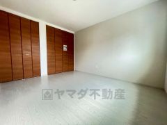 住む人のこだわりを活かす洋室＾＾日当たりがよく、寝室としての利用もおすすめ。広めのクローゼットもあり荷物もすっきり片付けれ、ゆとりのある暮らしが出来ます＾＾