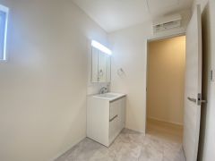 鏡の後ろはたっぷりの収納スペースを確保。歯みがきセットや化粧品などいつでもスッキと片付けることができます。